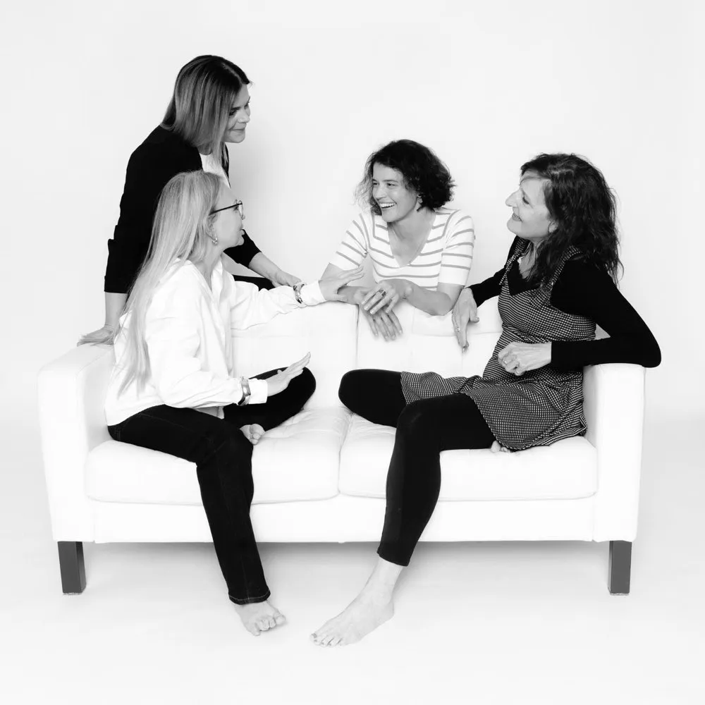 Die vier Hosts des Beziehungsquatsch Podcasts