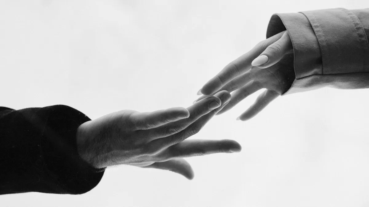 Zwei Hände, die sich einander entgegenstrecken, als Sinnbild für die emotionale Bindung in der EFT-Paartherapie